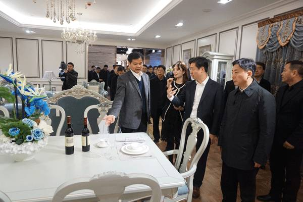  鎮江市委領導蒞臨大亞圣象家居體驗館考察指導