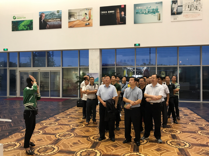 廣西林業(yè)產(chǎn)業(yè)行業(yè)協(xié)會(huì)李可夫理事長(zhǎng)帶領(lǐng)  廣西林業(yè)企業(yè)代表團(tuán)考察大亞人造…